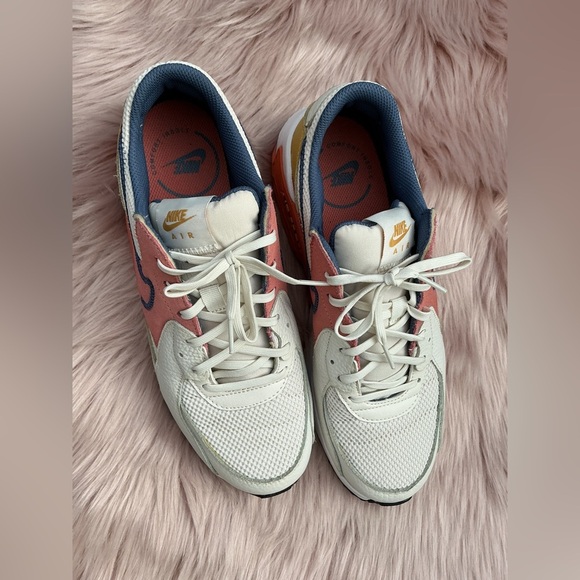 Nike White and Red Athletic Shoes with Air Max Design - Picture 6 of 10